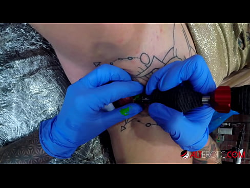 ❤️ Sully Savage, une chaudasse extrêmement tatouée, s'est fait tatouer le clitoris. ❌ Super sexe at us fr.sexygirlspics-com.ru